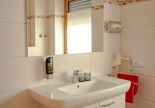 Waschbecken mit Spiegel
