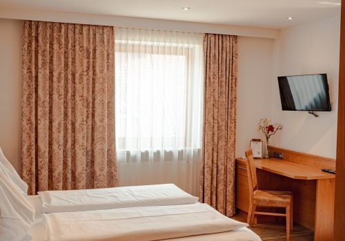 Doppelbett und Schreibtisch aus Holz