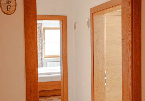 Offene Tür ins Zimmer