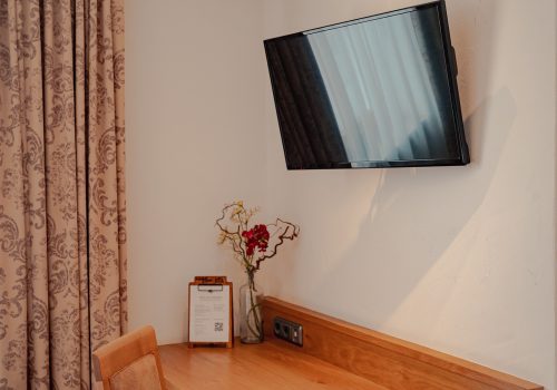 Schreibtischecke mit Fernseher darüber