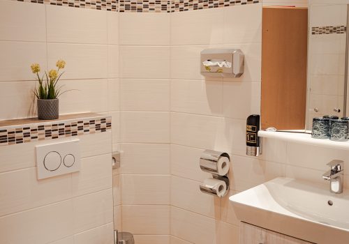 Toilette und Waschbecken mit Siegel