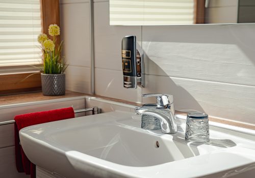 Waschbecken mit Gläsern