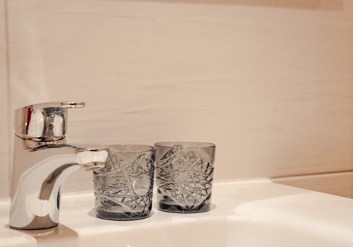 Wasserhahn mit Gläsern